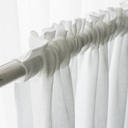 Strukturoitu valkoinen valoverho olohuoneeseen