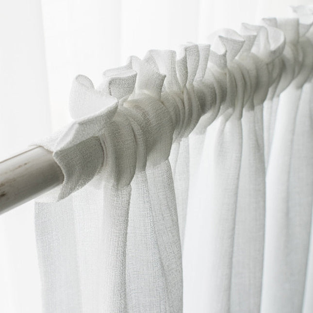 Strukturoitu valkoinen valoverho olohuoneeseen