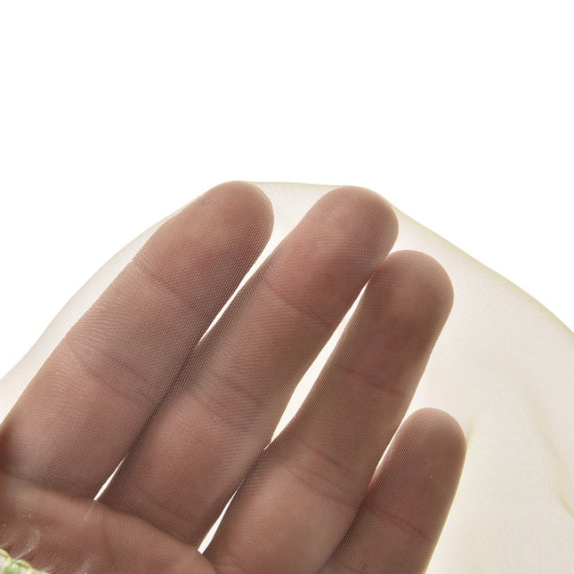 Valoverho vihreillä riippuvilla lehdillä