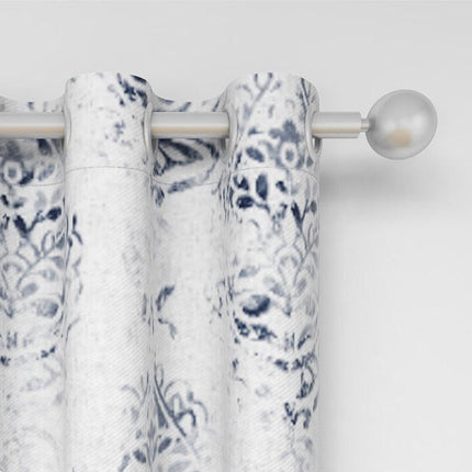 Valkoinen verho sinisellä abstraktilla kuviolla