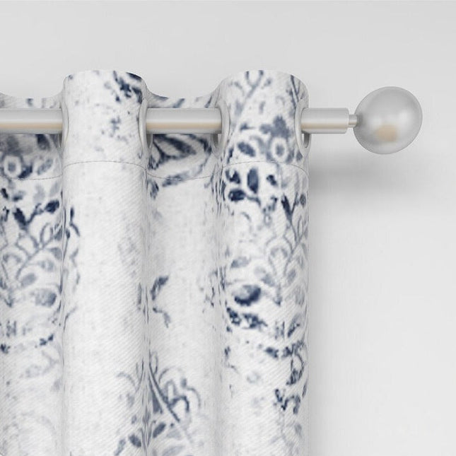 Valkoinen verho sinisellä abstraktilla kuviolla