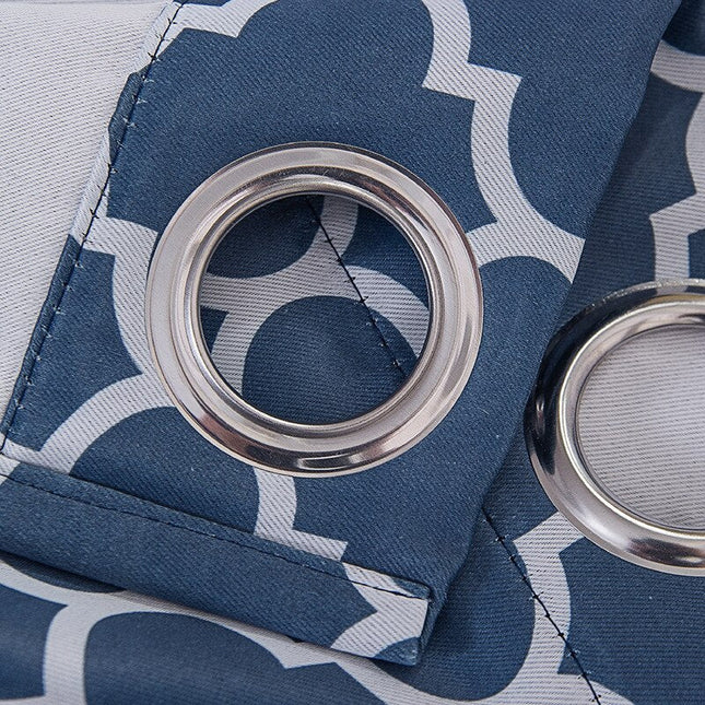 Sinivalkoinen verho marokkolaisella kuviolla