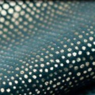 Petrolinsininen pimennysverho reikäkuviolla