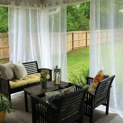 Valkoinen säänkestävä ulkoverho purjerenkailla