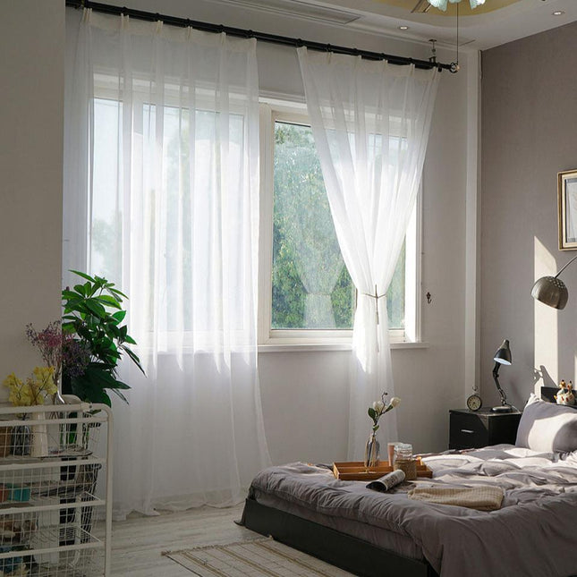 Valkoinen läpikuultava valoverho