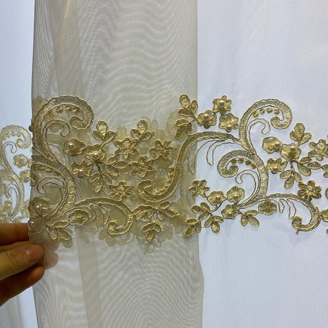 Valkoverho leveällä kultaisella kirjontareunuksella