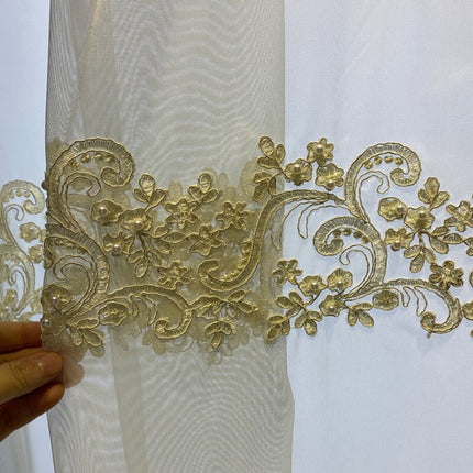 Valkoverho leveällä kultaisella kirjontareunuksella