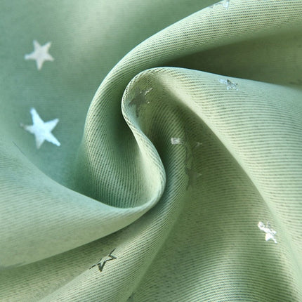 Vihreä pimennysverho hopeisilla tähdillä