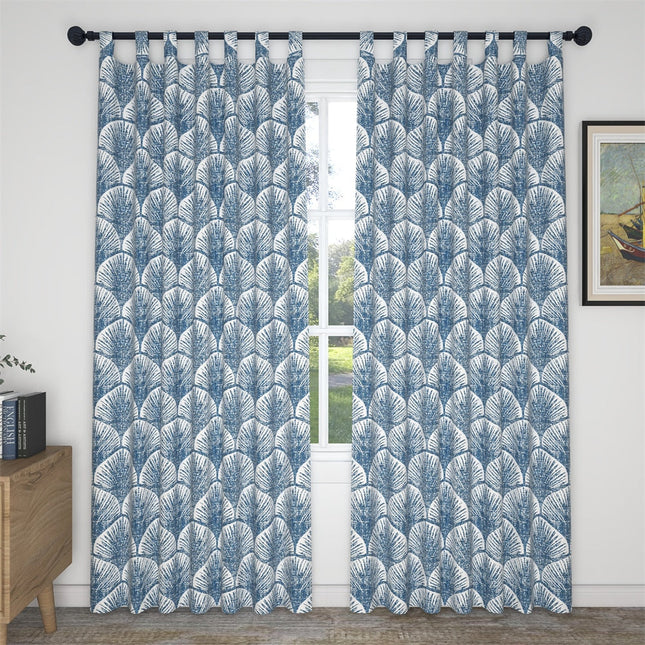 Sinivalkoinen verho simpukkakuviolla