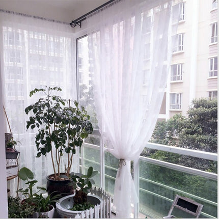 Valkoinen kukkakuvioinen pitsiverho