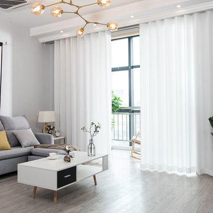 Moderni valkoinen valoverho olohuoneeseen