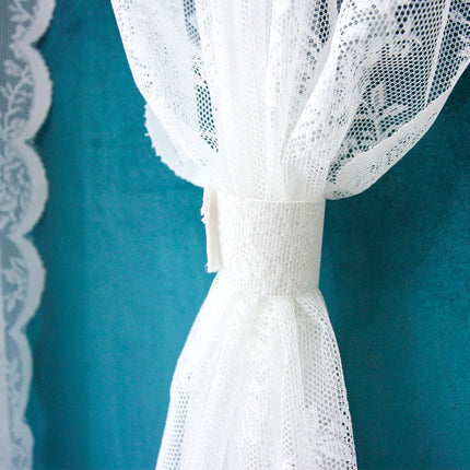 Romanttinen pitsiverho kukkakuviolla