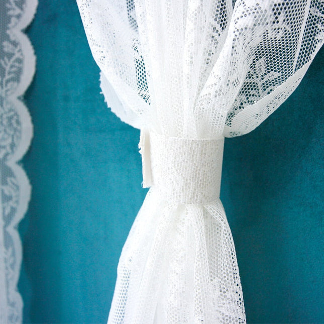 Romanttinen pitsiverho kukkakuviolla