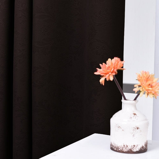 Kohokuvioitu pimennysverho damastikuviolla