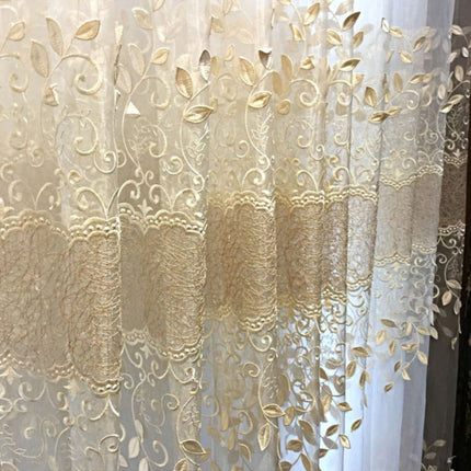 Ylellinen valoverho kultaisella lehtikirjonnalla