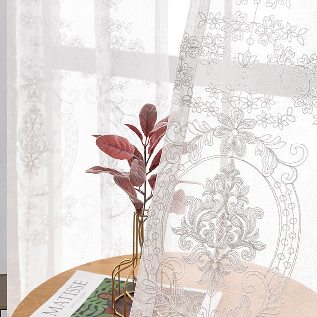 Valkoinen valoverho klassisella kirjailulla