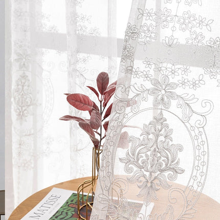 Valkoinen valoverho klassisella kirjailulla