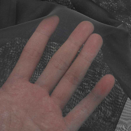 Harmaa läpikuultava verho tampeilla