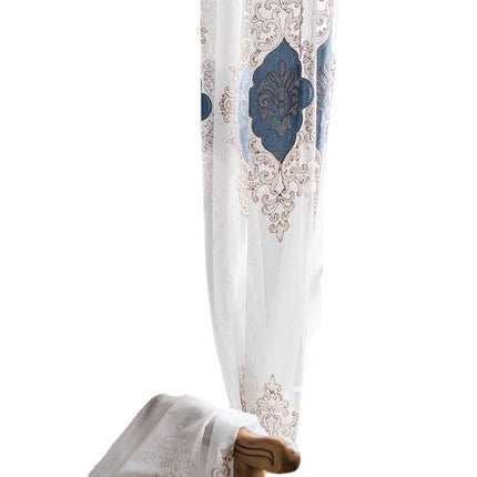 Ylellinen valoverho sinisellä barokkikirjonnalla