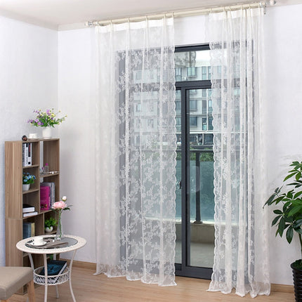 Valkoinen kukkakuvioinen pitsiverho