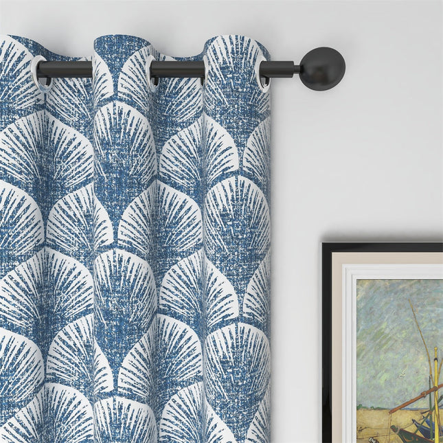 Sinivalkoinen verho simpukkakuviolla