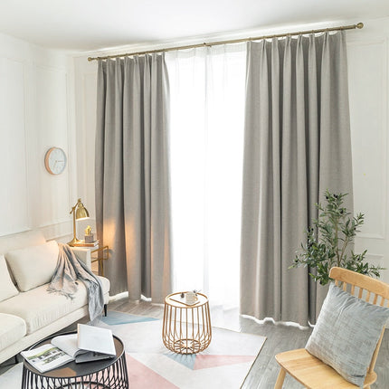 Beige yksivärinen pimennysverho makuuhuoneeseen