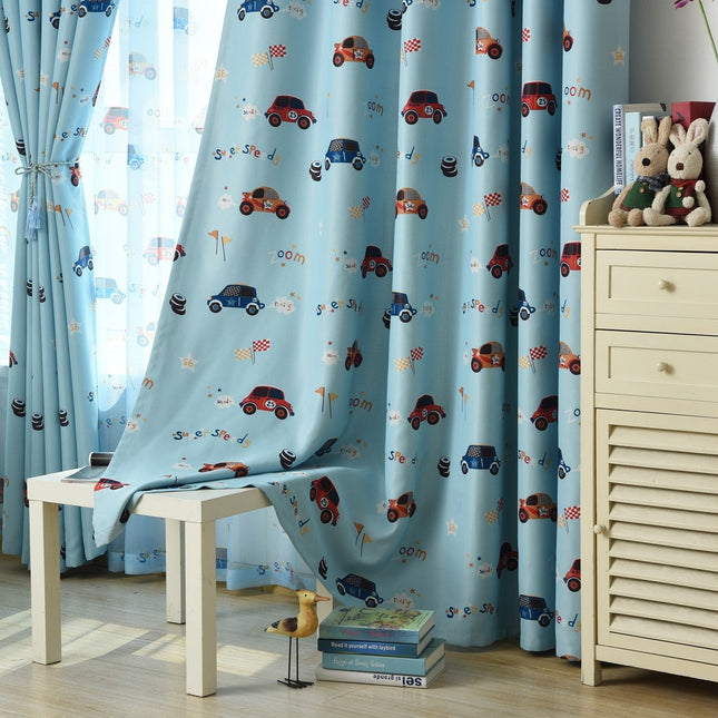 Sininen pimennysverho autoilla lastenhuoneeseen