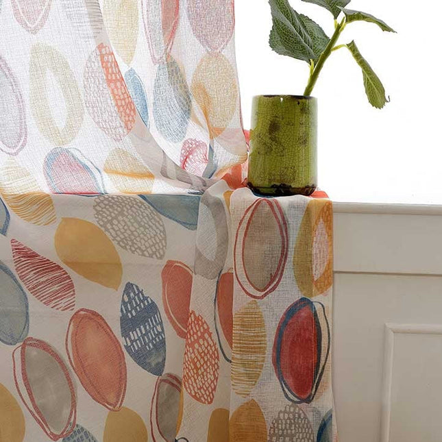 Värikäs abstraktikuvioinen valoverho