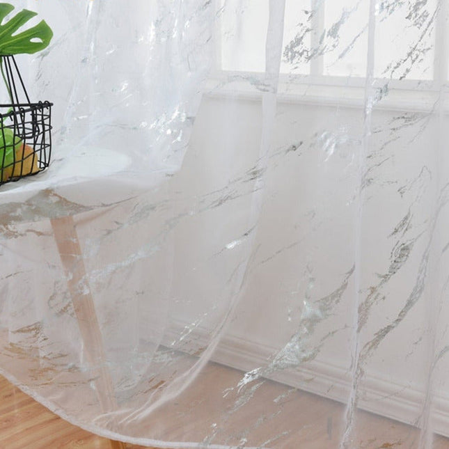 Valkoinen valoverho kultaisella marmorikuviolla