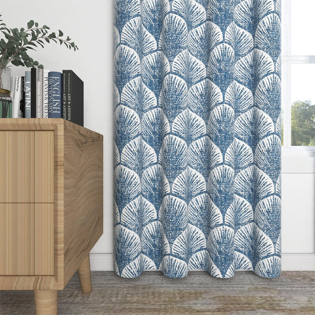 Sinivalkoinen verho simpukkakuviolla