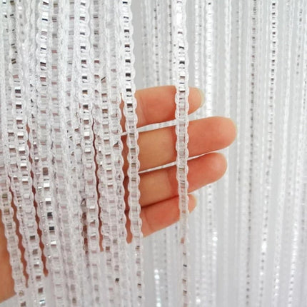 Kimaltava raidallinen valkoinen valkoverho