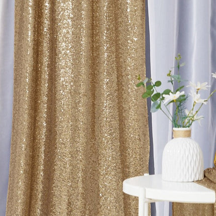 Kerroksellinen pimennysverho hopeisilla paljeteilla