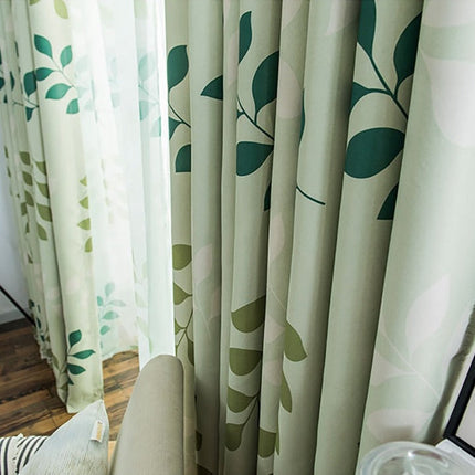 Vihreä verho suurilla lehtikuvioilla