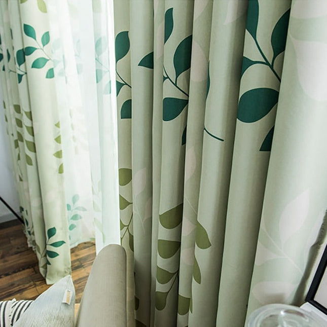 Vihreä verho suurilla lehtikuvioilla