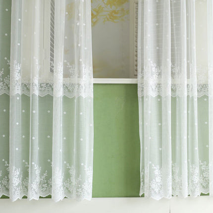 Valkoinen pitsikuvioinen valoverho olohuoneeseen