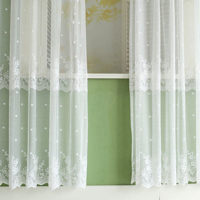 Valkoinen pitsikuvioinen valoverho olohuoneeseen