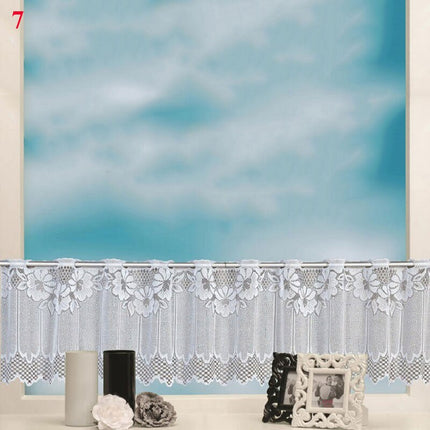 Valkoinen pitsinen keittiöverhosetti