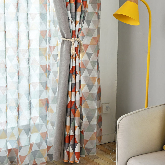 Pimennysverho värikkäällä geometrisella kuviolla