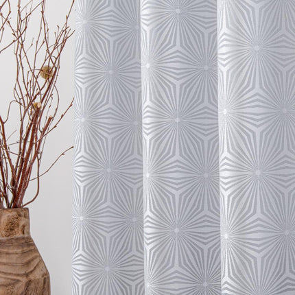 Vaaleanharmaa verho geometrisella tähtikuviolla