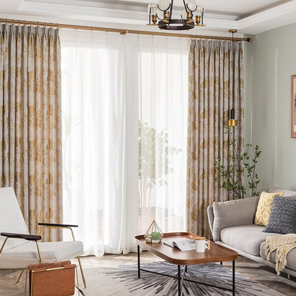 Verho tyylikkäällä kultaisella lehtikuviolla