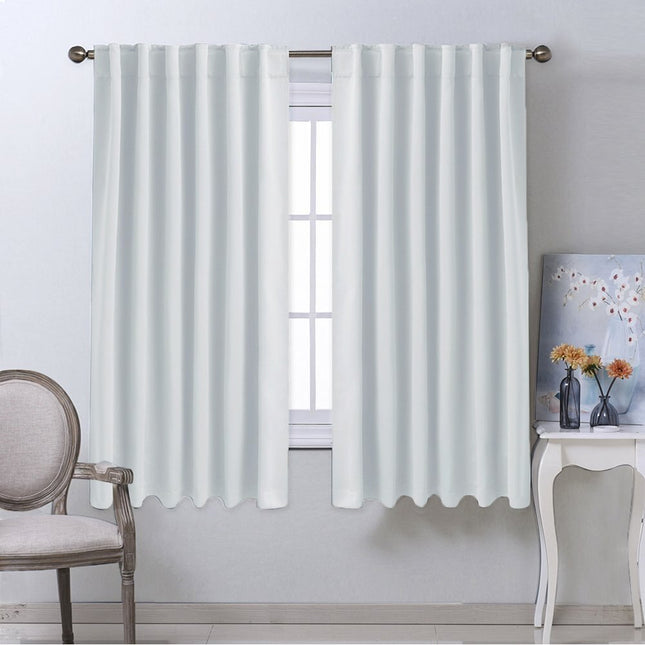 Yksivärinen pimennysverho makuuhuoneen ikkunaan