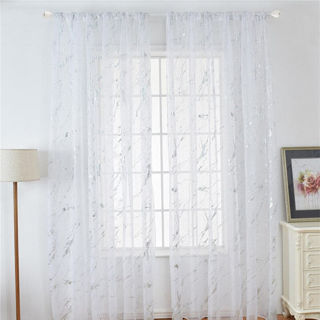 Valkoinen valoverho kultaisella marmorikuviolla