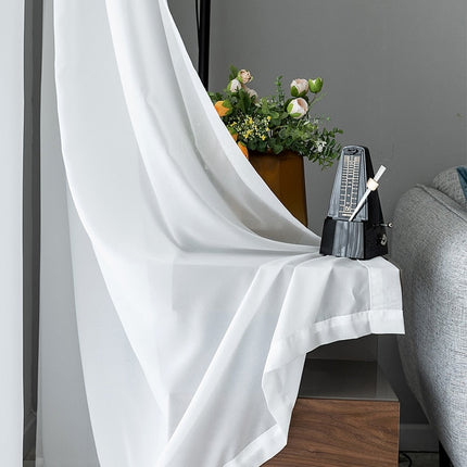 Yksivärinen vaalea läpikuultava valkoverho