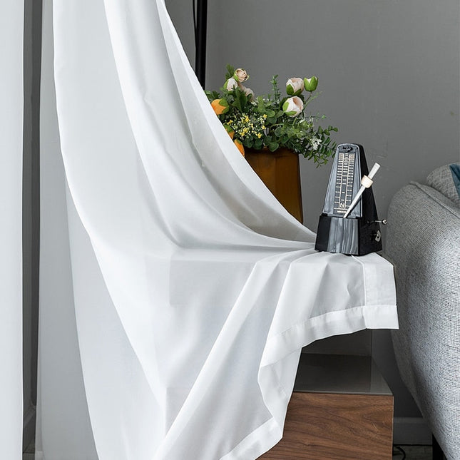 Yksivärinen vaalea läpikuultava valkoverho