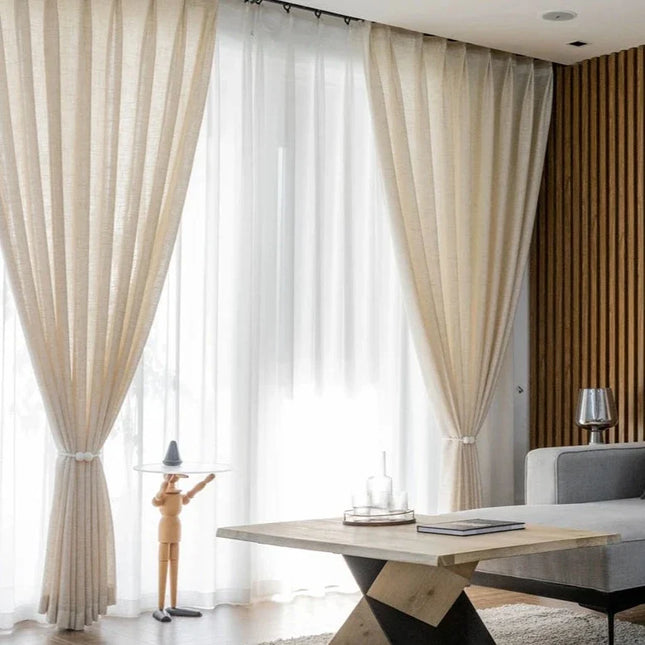 Pellavatyylinen beige valoverho olohuoneeseen