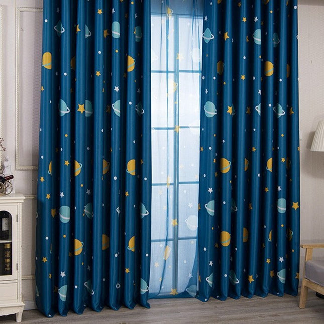 Lastenhuoneen valoverho tähtikuviolla