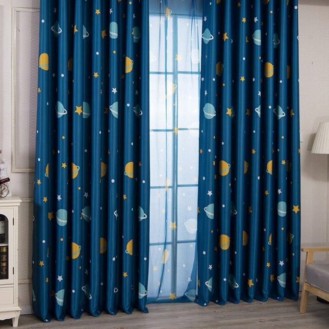 Pimennysverho avaruuskuviolla lastenhuoneeseen