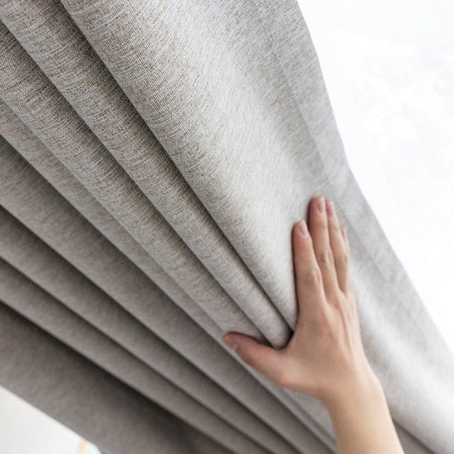 Beige yksivärinen pimennysverho makuuhuoneeseen