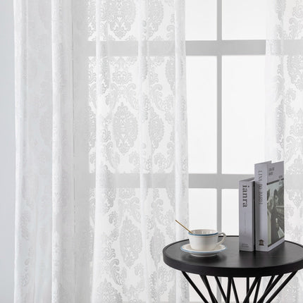 Elegantti valkoinen valoverho damastikuviolla