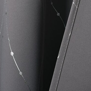 Harmaa pimennysverho hopeisilla raidoilla